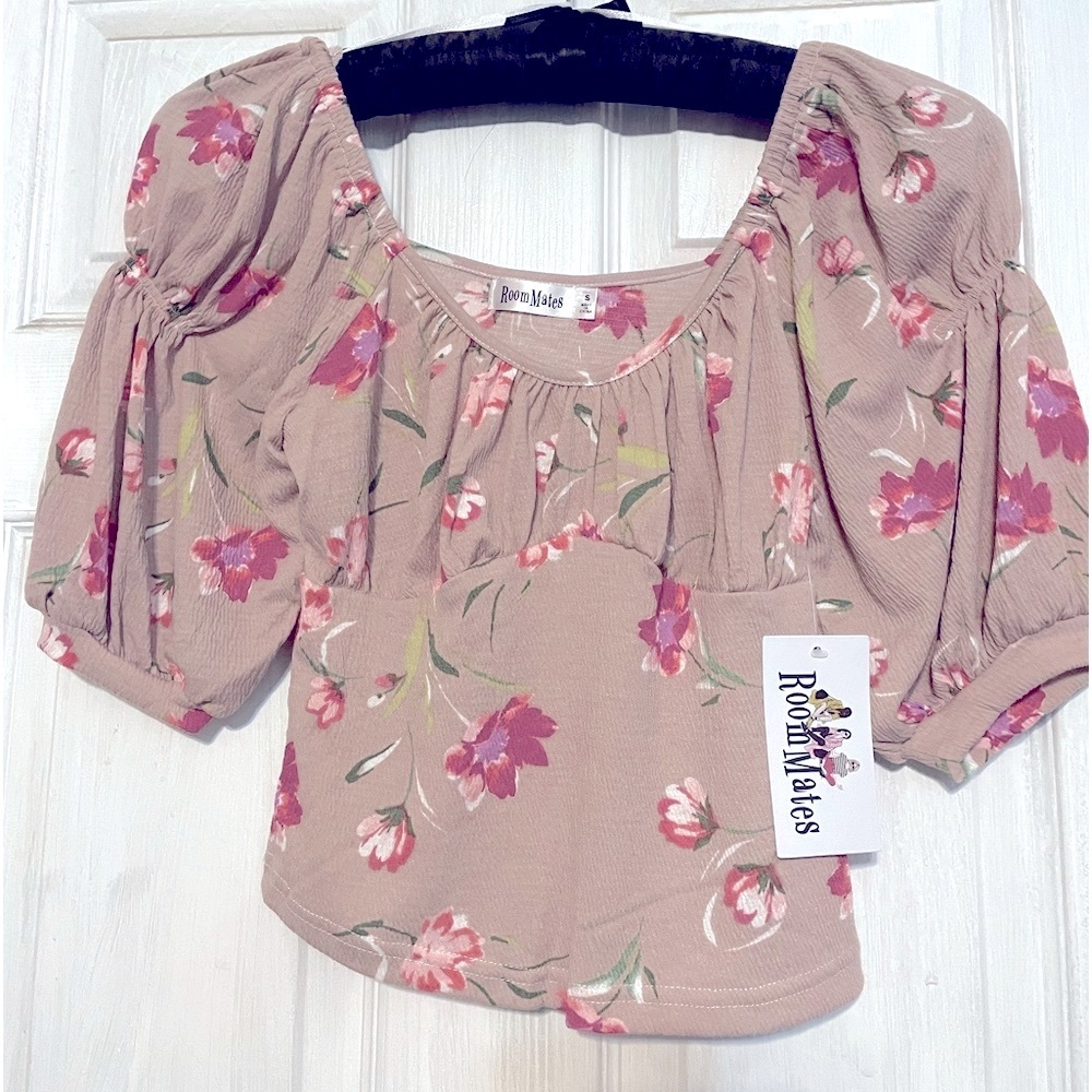 NWT Roomates cropped light pink floral shirt